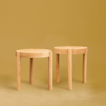 Banquinho Triade - Tauari Verniz Fosco, banco redondo com 3 pés