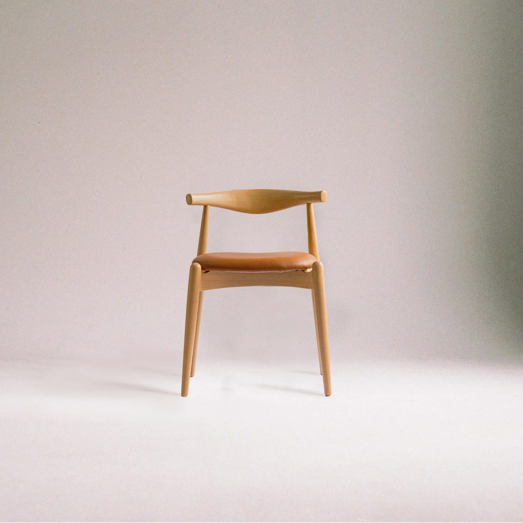 Cadeira Elbow - Tauari, Couro Natural Caramelo 103 Designer Dinarmaques Hans Wegner