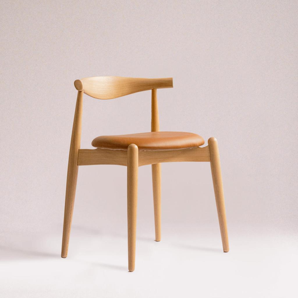 Cadeira Elbow - Tauari, Couro Natural Caramelo 103 Designer Dinarmaques - Hans Wegner, Design Escandinavo