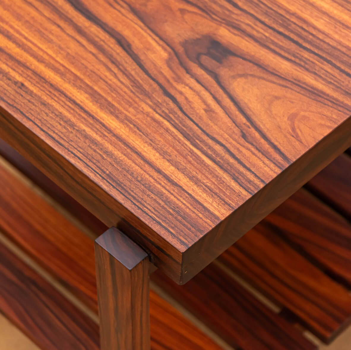 Mesa Lateral ST1 - Side Table Pau Ferro DSC_2682 - Detalhe Tampo